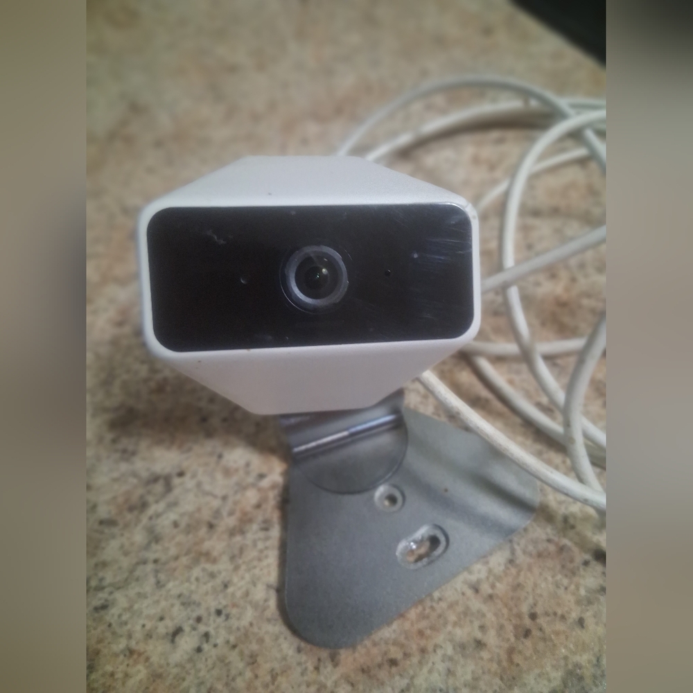 White Security Camara Hooks To Wifi